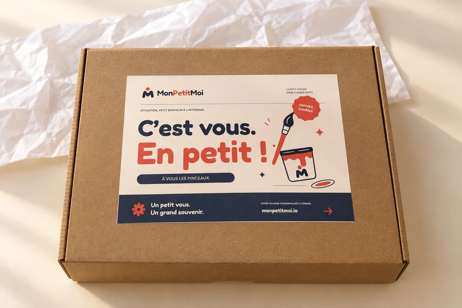 Coffret kraft portant la marque MonPetitMoi. Photo retouchée.