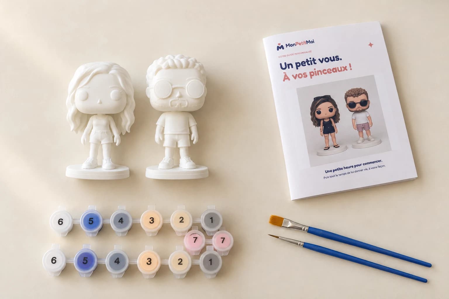 Contenu du kit MonPetitMoi : figurines, peintures, pinceaux et livret. Photo retouchée.